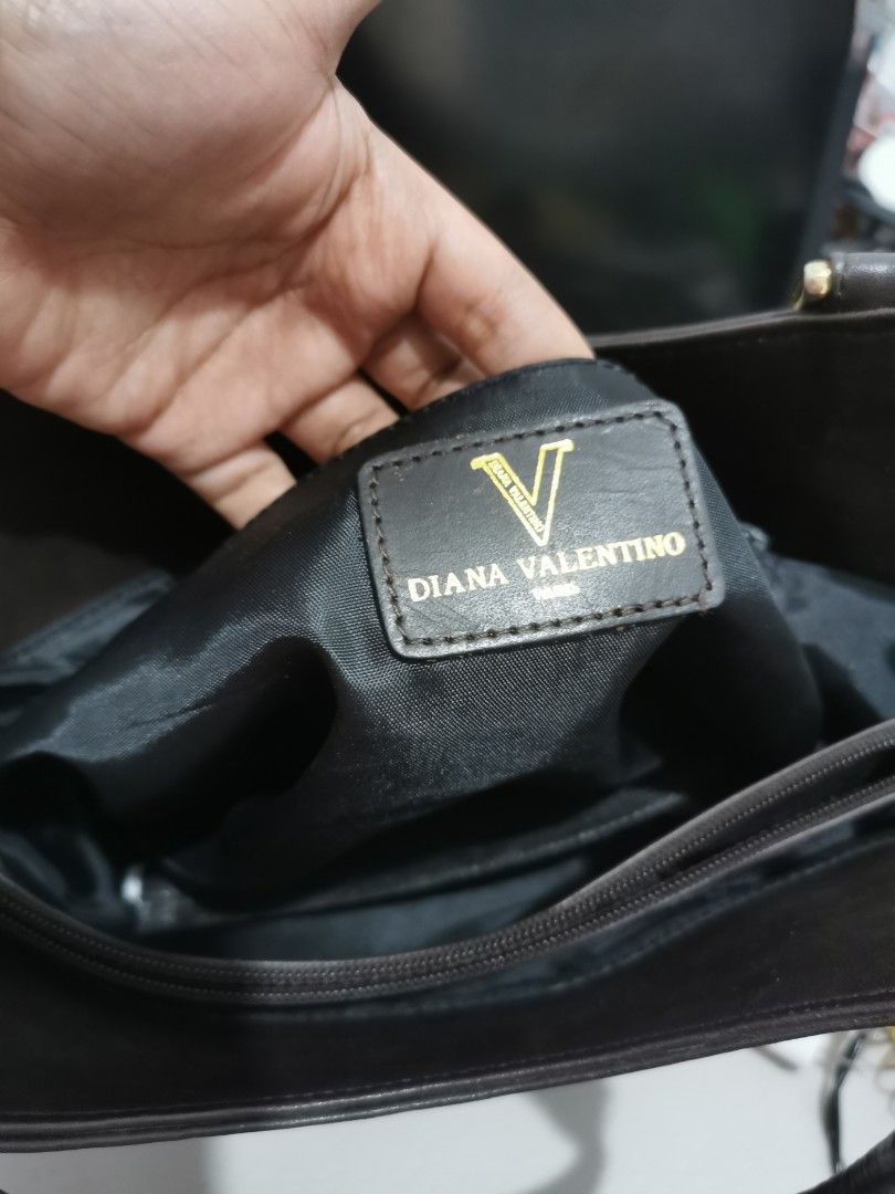 Orig DIANA Valentino (Category: Shoulder Bags) located in Muntinlupa City. Submitted by blessed_ming.ph (Listing ID 1267615108, Image 3). Description: Preloved Well used.