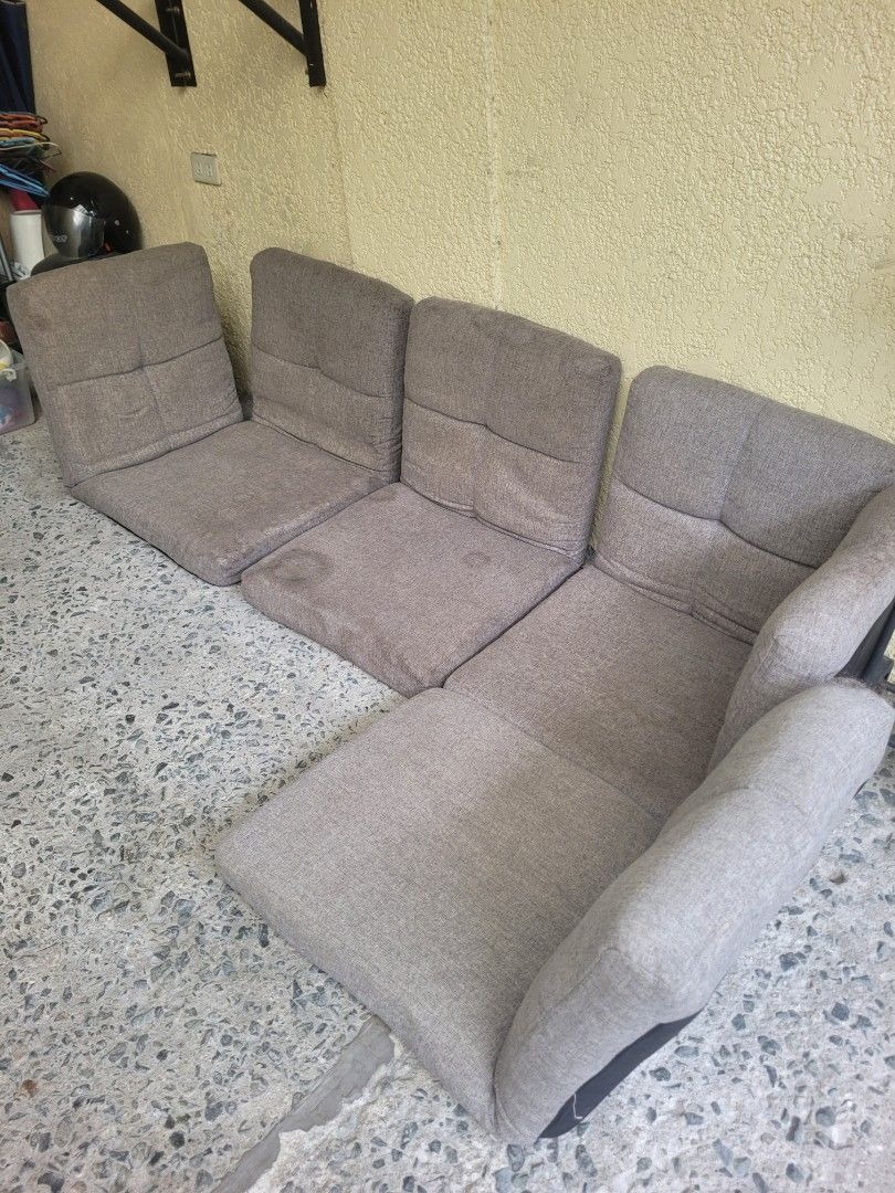 RUSH Sectional Floor Couch + Pillows (needs deep cleaning) Pamigay ...