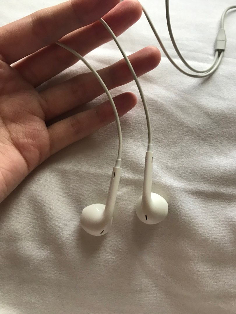 2nd hand Original Apple Wired Earphones, Audio, Earphones on Carousell