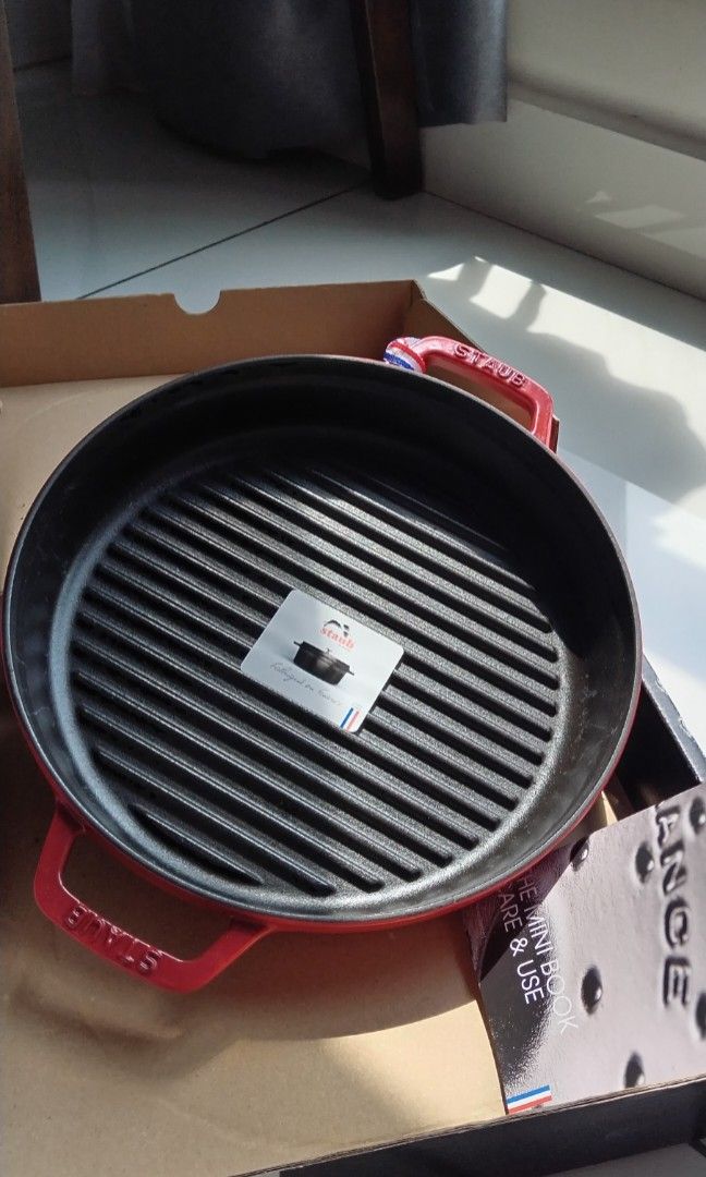 STAUB cast iron Grill round 26cm 2.1L, Furniture & Home Living