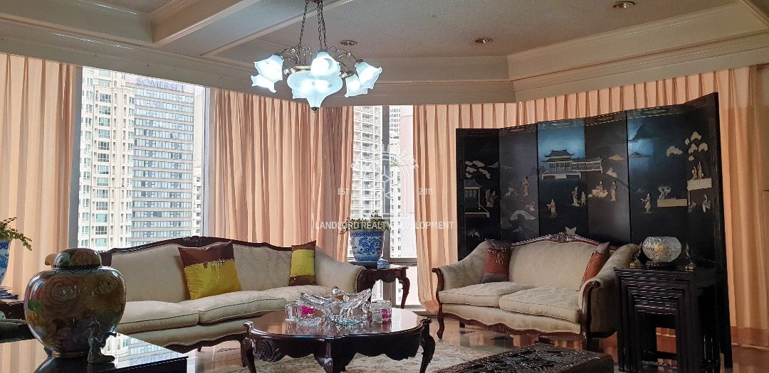 This is a 270 square meter 3 bedroom condo unit for sale in LPL Center ...