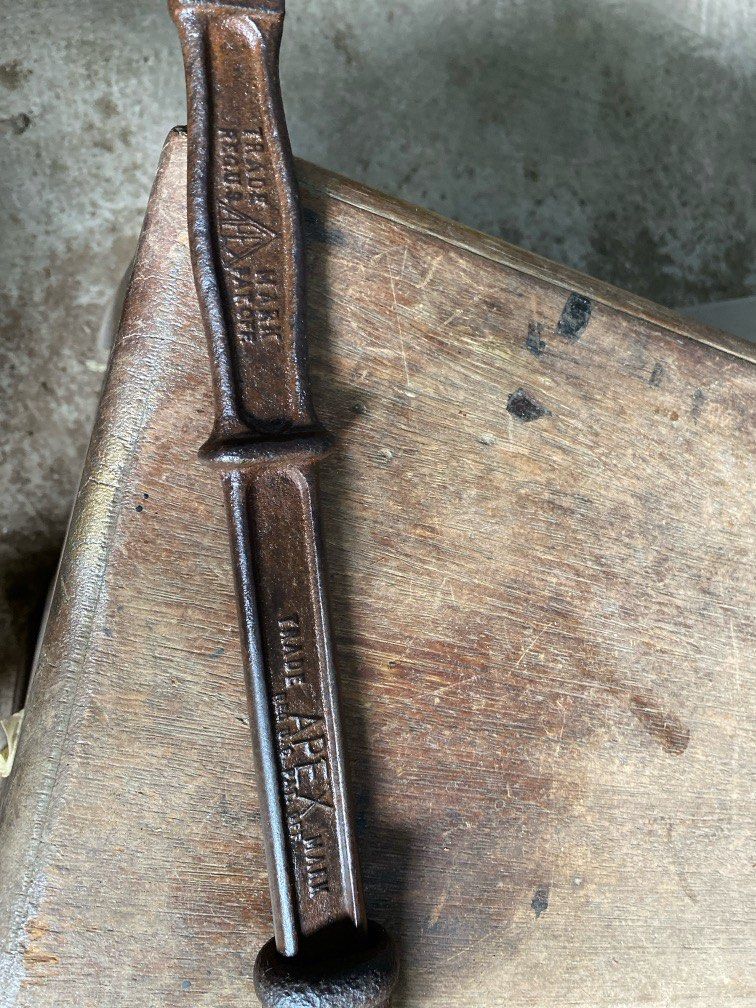 Cast iron outlet nail puller