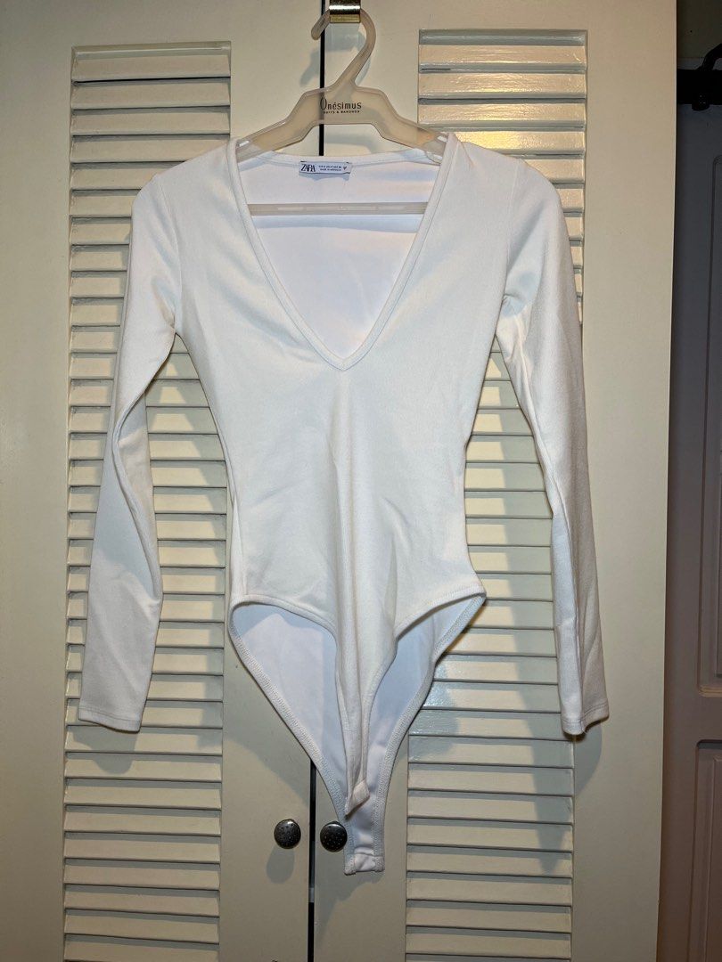Zara soft bodysuit v neck ecru cream (Category: Longsleeves) located in Paranaque City. Submitted by julfz (Listing ID 1267698893, Image 2). Description: Brand new, tags off just washed never worn Fits xs-s.