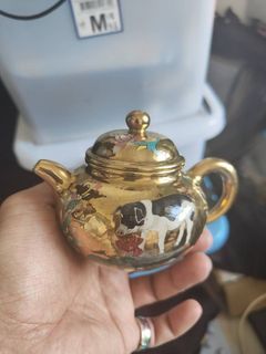 手工彩繪金鉑生肖名家落款紫沙壺~