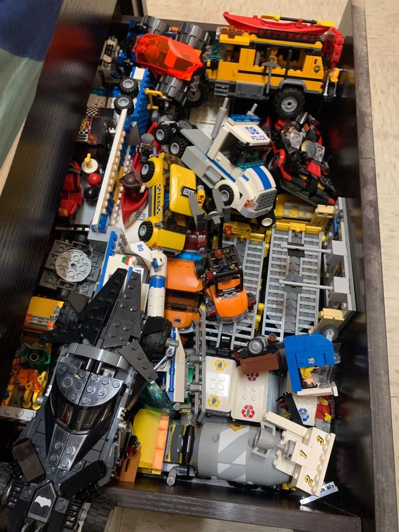 物超所值Lego（ 大量不同款式車、以及原有超多人仔，數目非常多