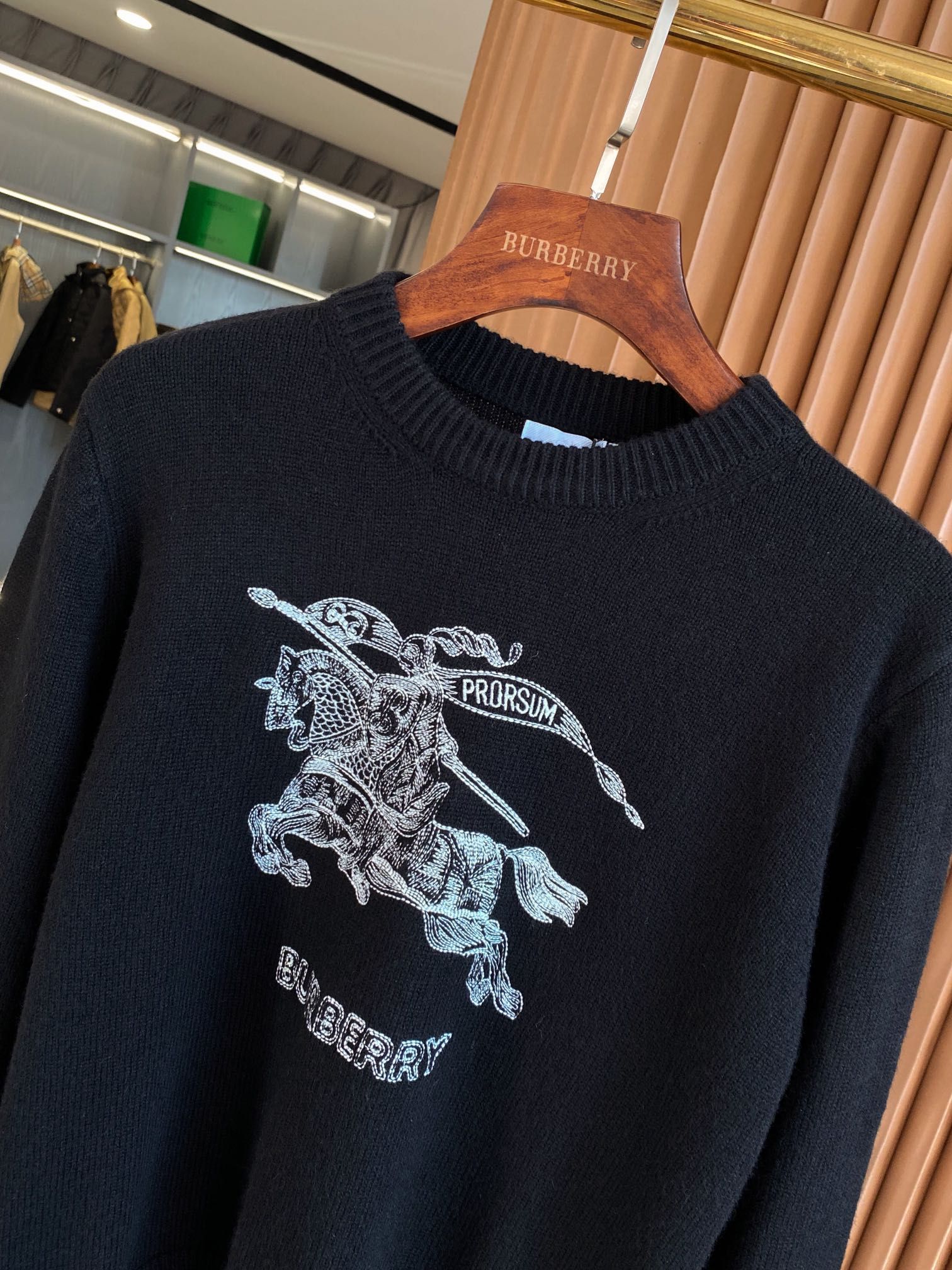 Burberry knight logo online