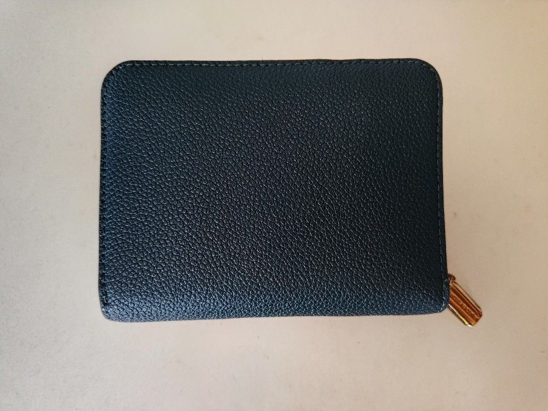 Basic Square Wallet - Green (Category: Wallets & Card Holders) located in Singapore. Submitted by easteastside (Listing ID 1267682425, Image 7). Description: Simplicity and sophistication find the perfect middle ground in this green square wallet. Compact in design but generous in space, this nifty piece opens up to an inner zipped section and multiple slot compartments that has ample space to keep your cards, cash and coins organised. Love the c
