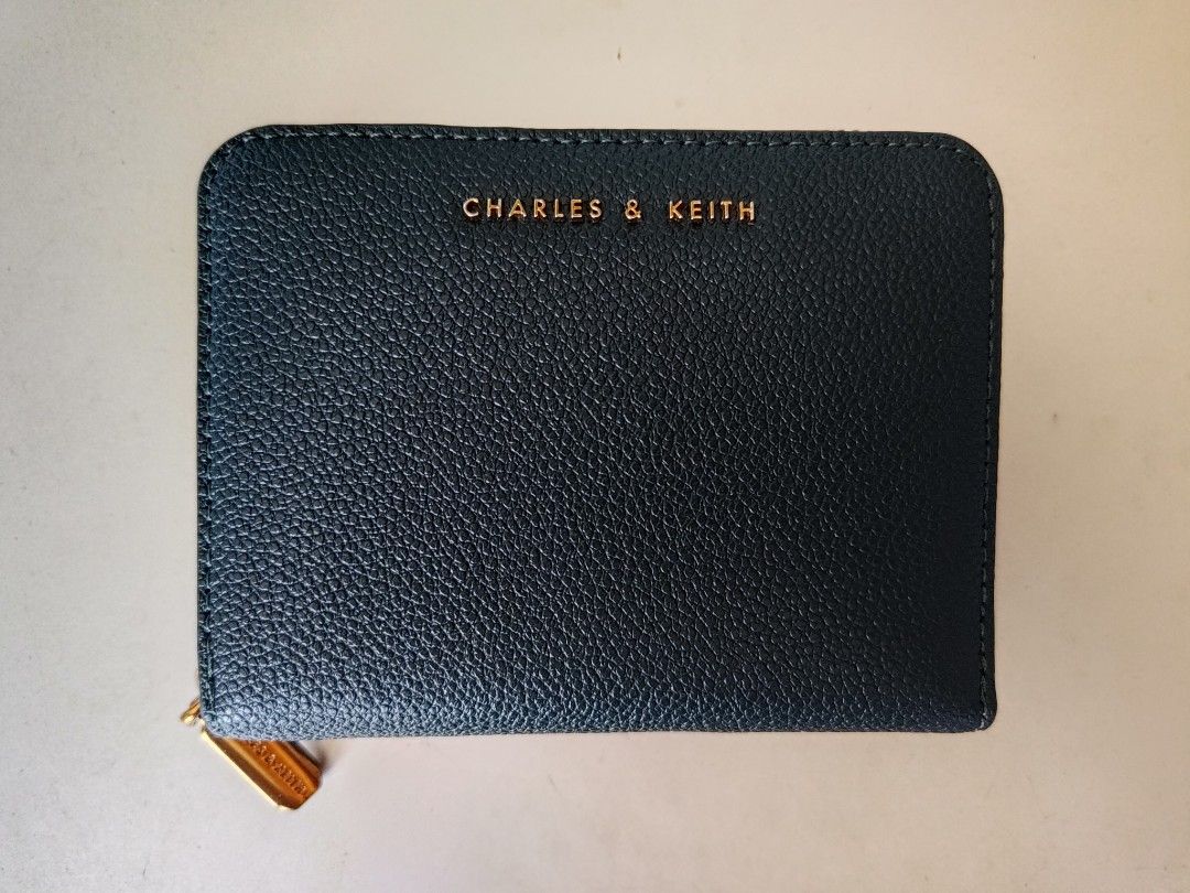 Basic Square Wallet - Green (Category: Wallets & Card Holders) located in Singapore. Submitted by easteastside (Listing ID 1267682425, Image 6). Description: Simplicity and sophistication find the perfect middle ground in this green square wallet. Compact in design but generous in space, this nifty piece opens up to an inner zipped section and multiple slot compartments that has ample space to keep your cards, cash and coins organised. Love the c