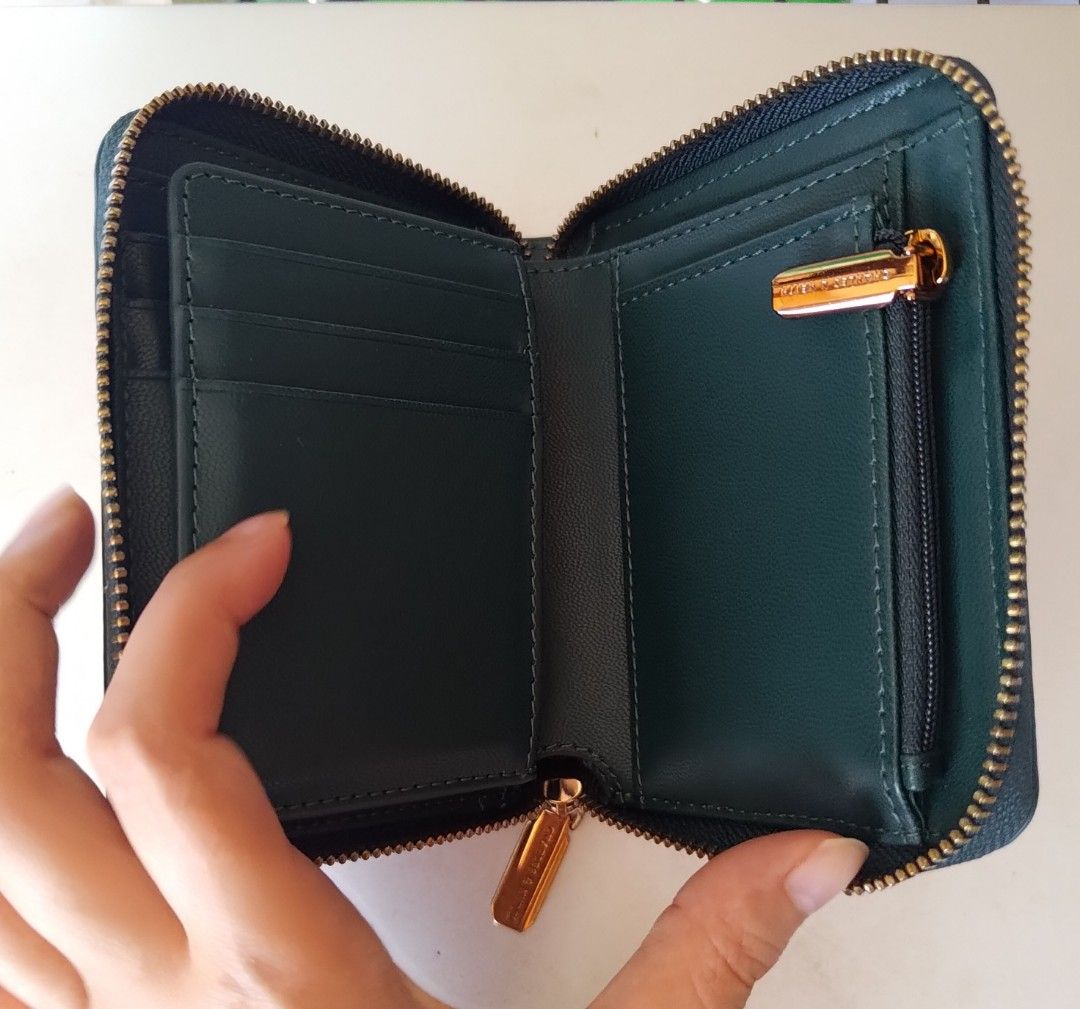 Basic Square Wallet - Green (Category: Wallets & Card Holders) located in Singapore. Submitted by easteastside (Listing ID 1267682425, Image 9). Description: Simplicity and sophistication find the perfect middle ground in this green square wallet. Compact in design but generous in space, this nifty piece opens up to an inner zipped section and multiple slot compartments that has ample space to keep your cards, cash and coins organised. Love the c