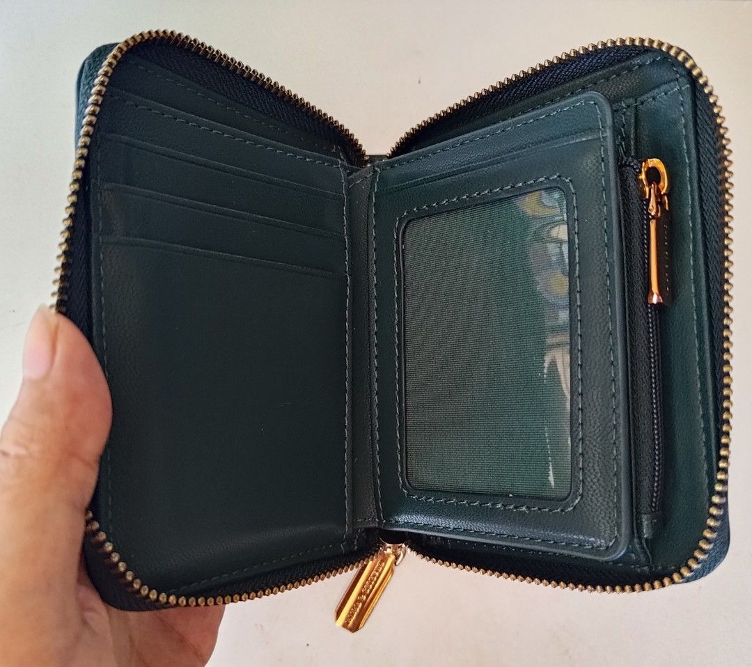Basic Square Wallet - Green (Category: Wallets & Card Holders) located in Singapore. Submitted by easteastside (Listing ID 1267682425, Image 8). Description: Simplicity and sophistication find the perfect middle ground in this green square wallet. Compact in design but generous in space, this nifty piece opens up to an inner zipped section and multiple slot compartments that has ample space to keep your cards, cash and coins organised. Love the c