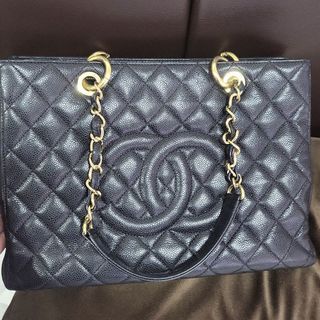 2019 Chanel Black Quilted Patent Leather Round as Earth Bag