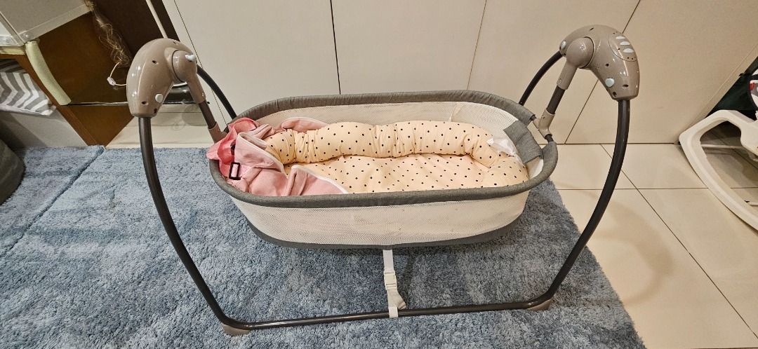 Self rocking hot sale baby bassinet