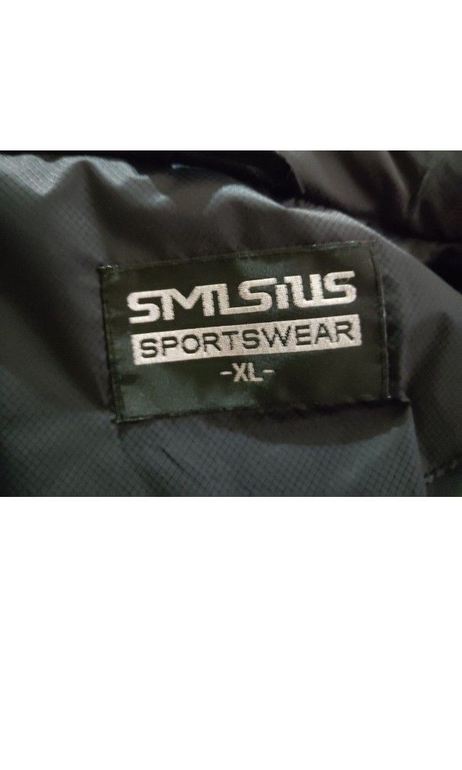 Down winter jacket (Category: Coats, Jackets and Outerwear) located in Singapore. Submitted by alohaswimfitness (Listing ID 1267769455, Image 3). Description: Excellent quality down blend winter jacket. Bought in Taiwan. Similar quality will cost 3 times in SG. Don't miss this for your upcoming Xmas holidays. Shoulder to shoulder 54cm length 75cm sleeve length 64cm.