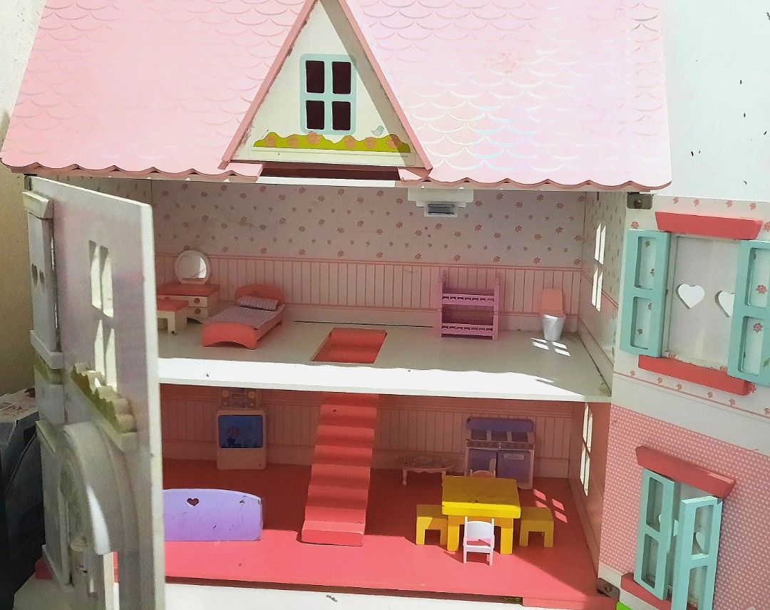 Rosebud shop dolls house