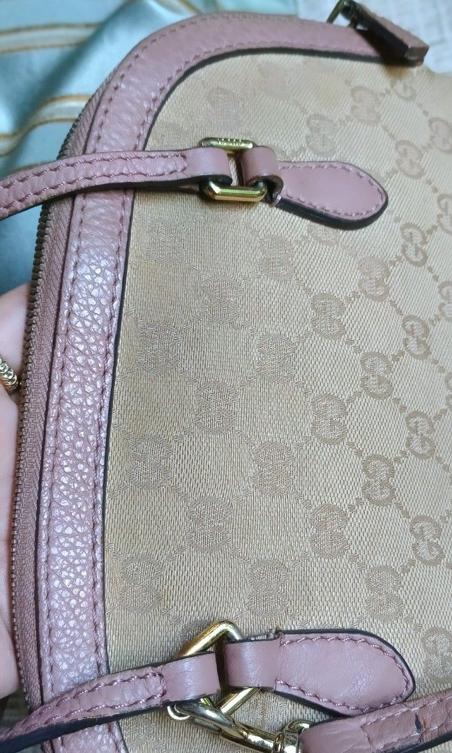 Gucci small sling bag (Category: Luxury Bags & Wallets) located in Famy. Submitted by mamaibyang (Listing ID 1267936562, Image 2). Description: authentic Gucci small body bag. has minor dirts inside. used condition pls manage expectation.