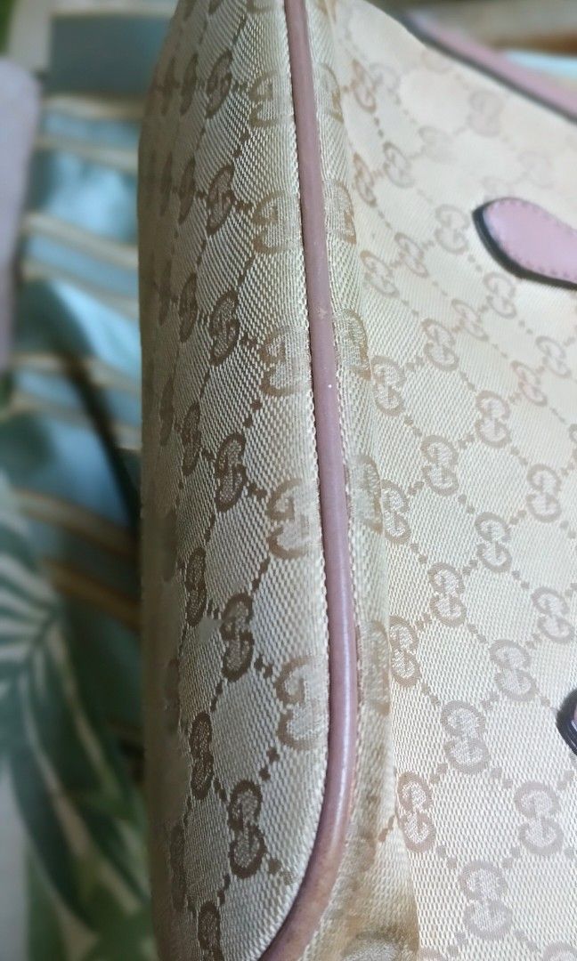 Gucci small sling bag (Category: Luxury Bags & Wallets) located in Famy. Submitted by mamaibyang (Listing ID 1267936562, Image 3). Description: authentic Gucci small body bag. has minor dirts inside. used condition pls manage expectation.
