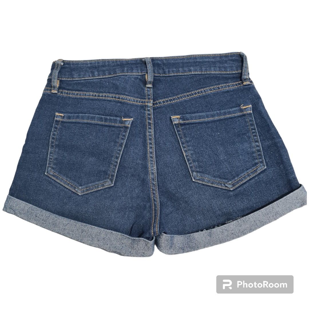 H&M Dark Blue denim Shorts (Category: Shorts) located in Cainta. Submitted by declutter_mkondostyle (Listing ID 1267859824, Image 2). Description: Color: Dark Blue Waist: 24in (actual), size 2(tag) length: 9.5in Non-Tattered Mid rise No issues ♡ All measurements are approximate. Will indicate if tag size or actual (medida size) ♡ Sorry for the shadow at the bottom left. ♡ Kindly consider that this is pre-loved, so please manage your expectations.