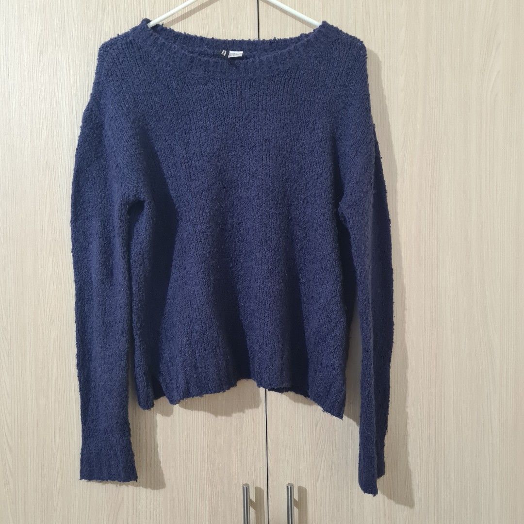 H&M Dark Blue Thick Wool Pullover (Category: Longsleeves) located in Cainta. Submitted by declutter_mkondostyle (Listing ID 1267864567, Image 2). Description: Color: Dark Blue Size: Small on tag (may fit to Medium) Issue: signs of usage ♦️It has been brought to my attention that I sold a knitted chunky pullover that has lints, so buy at your own risk coz strictly no return, no exchange and no refund. I thought knitted items with minimal lints wer