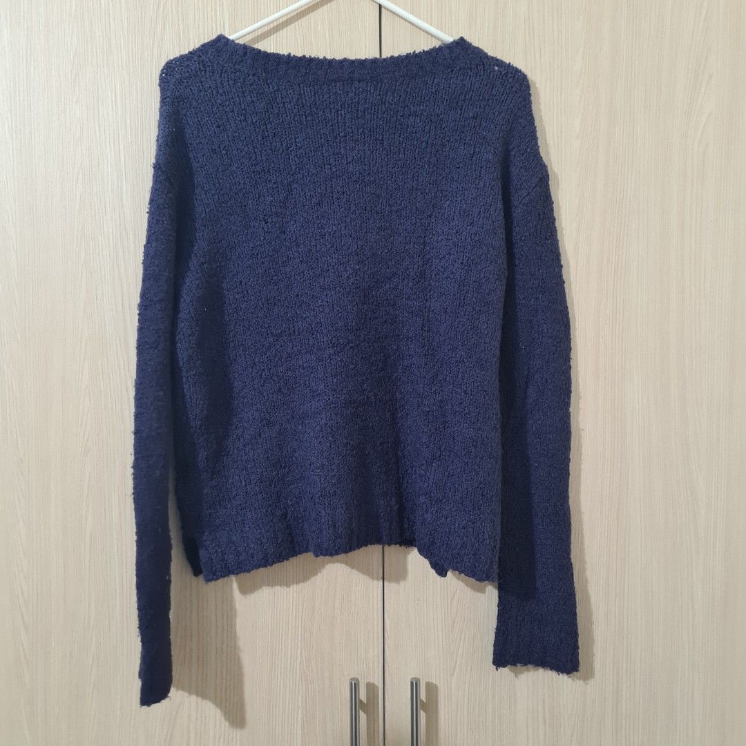 H&M Dark Blue Thick Wool Pullover (Category: Longsleeves) located in Cainta. Submitted by declutter_mkondostyle (Listing ID 1267864567, Image 3). Description: Color: Dark Blue Size: Small on tag (may fit to Medium) Issue: signs of usage ♦️It has been brought to my attention that I sold a knitted chunky pullover that has lints, so buy at your own risk coz strictly no return, no exchange and no refund. I thought knitted items with minimal lints wer