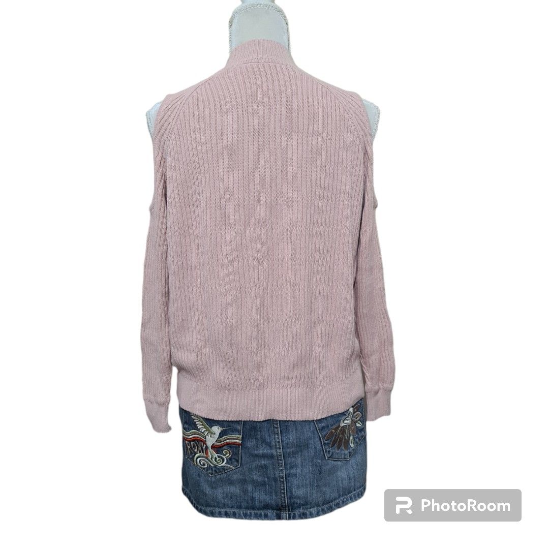 H&M Pink Open Shoulder Thick Pullover (Category: Longsleeves) located in Cainta. Submitted by declutter_mkondostyle (Listing ID 1267867034, Image 2). Description: Color: Light Pink Size: Small (Fits Medium) Issue: Pin hole in the chest area (see photo, barely noticeable); tag has been removed ♦️It has been brought to my attention that I sold a knitted chunky pullover that has lints, so buy at your own risk coz strictly no return, no exchange and 