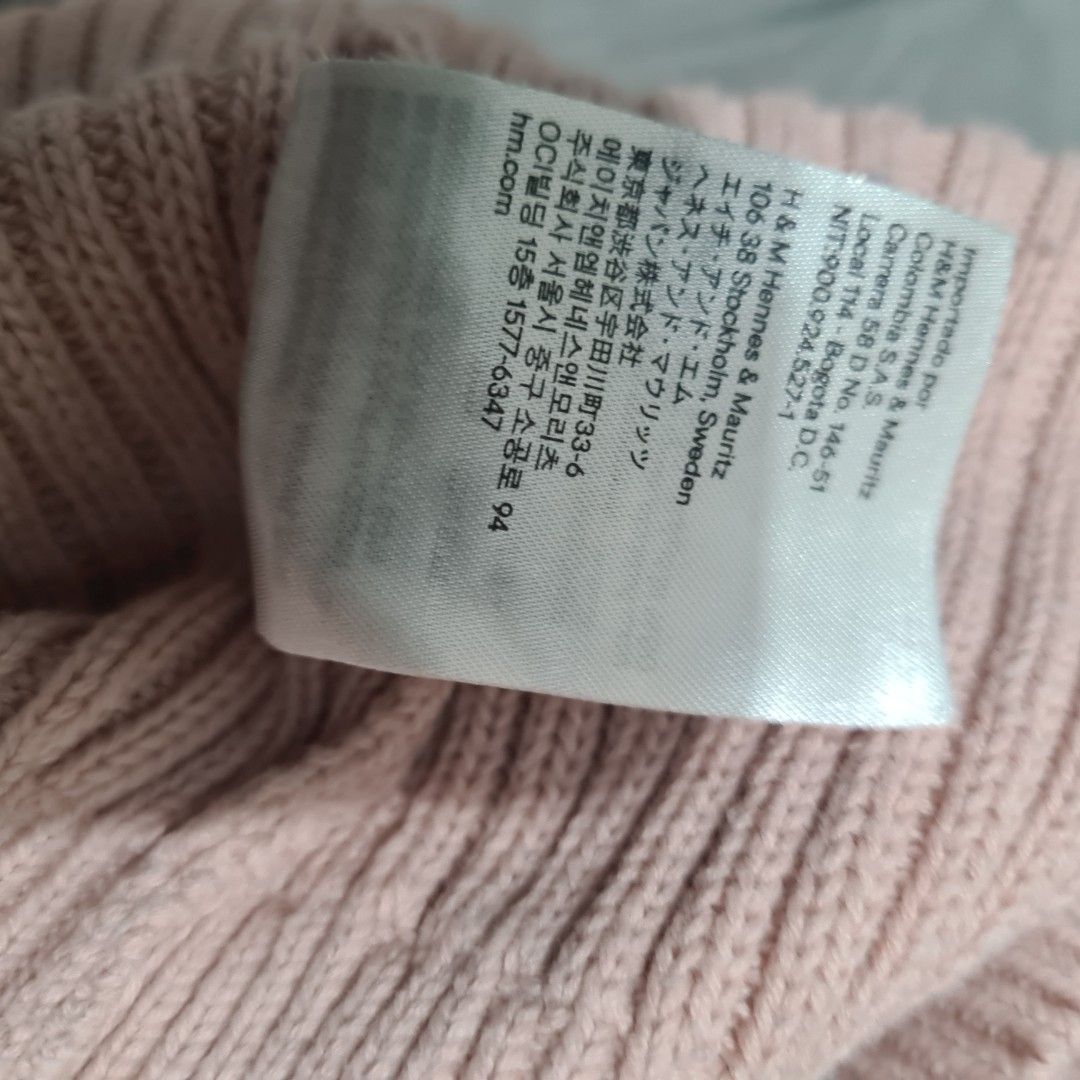 H&M Pink Open Shoulder Thick Pullover (Category: Longsleeves) located in Cainta. Submitted by declutter_mkondostyle (Listing ID 1267867034, Image 3). Description: Color: Light Pink Size: Small (Fits Medium) Issue: Pin hole in the chest area (see photo, barely noticeable); tag has been removed ♦️It has been brought to my attention that I sold a knitted chunky pullover that has lints, so buy at your own risk coz strictly no return, no exchange and 