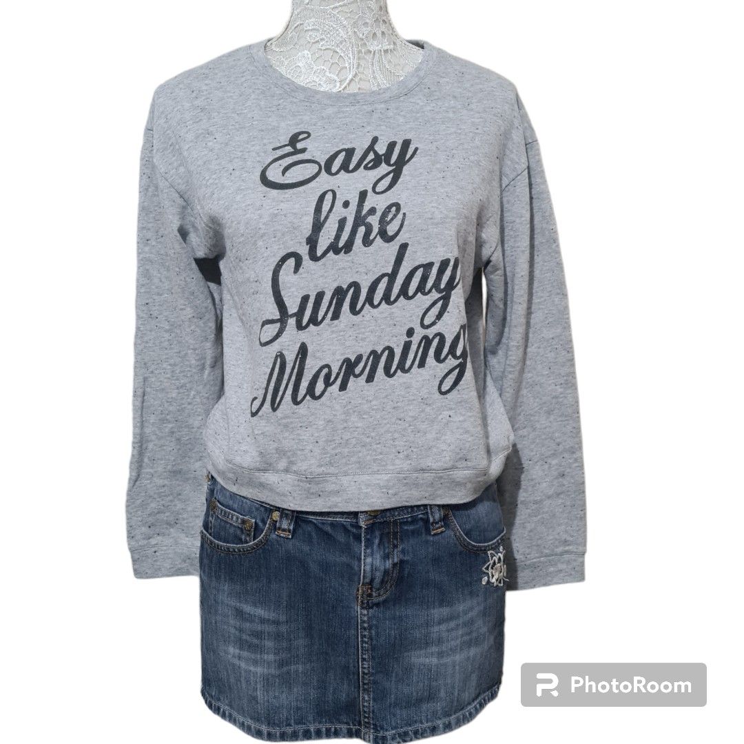 Just G Gray Semi-Cropped Pullover (Category: Longsleeves) located in Cainta. Submitted by declutter_mkondostyle (Listing ID 1267865161, Image 1). Description: Color: Gray with Black Glitter Print Print: Easy Like Sunday Morning Size: 4 on tag (Fits Small) No issues ♡ Kindly consider that this is pre-loved, so please manage your expectations. Color may vary slightly due to lighting or camera setting. Do not mind the swirly thing you see in some ph