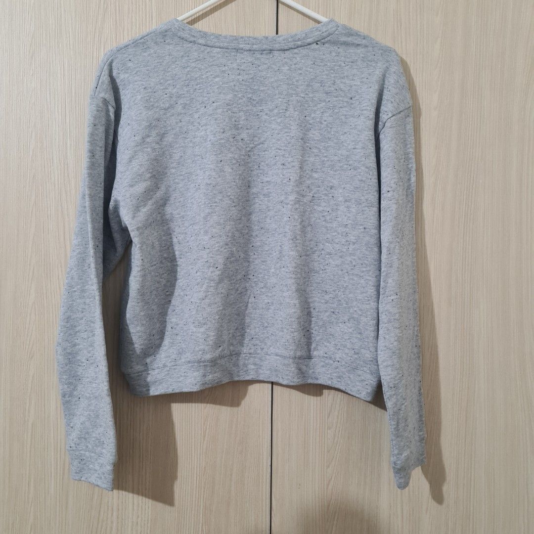 Just G Gray Semi-Cropped Pullover (Category: Longsleeves) located in Cainta. Submitted by declutter_mkondostyle (Listing ID 1267865161, Image 3). Description: Color: Gray with Black Glitter Print Print: Easy Like Sunday Morning Size: 4 on tag (Fits Small) No issues ♡ Kindly consider that this is pre-loved, so please manage your expectations. Color may vary slightly due to lighting or camera setting. Do not mind the swirly thing you see in some ph