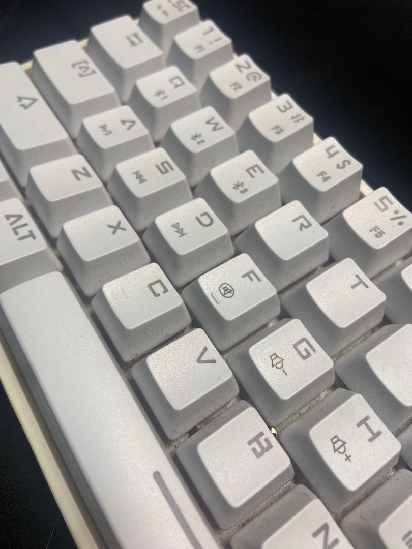 LEAVEN bluetooth type c wifi K28 wireless RGB white keyboard (Category: Computer Keyboard) located in Quezon City. Submitted by orcadec (Listing ID 1267737828, Image 2). Description: issue: di minsan gumagana yung letter a, maalikabok na rin, no box and wire, no warranty negotiable for sure buyers pm for more inquiries .