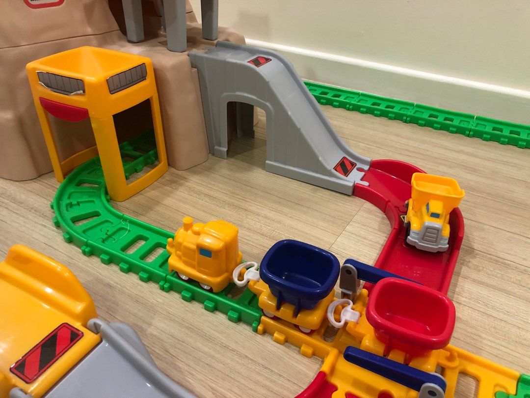 Little tikes big adventures construction store peak rail and road play set