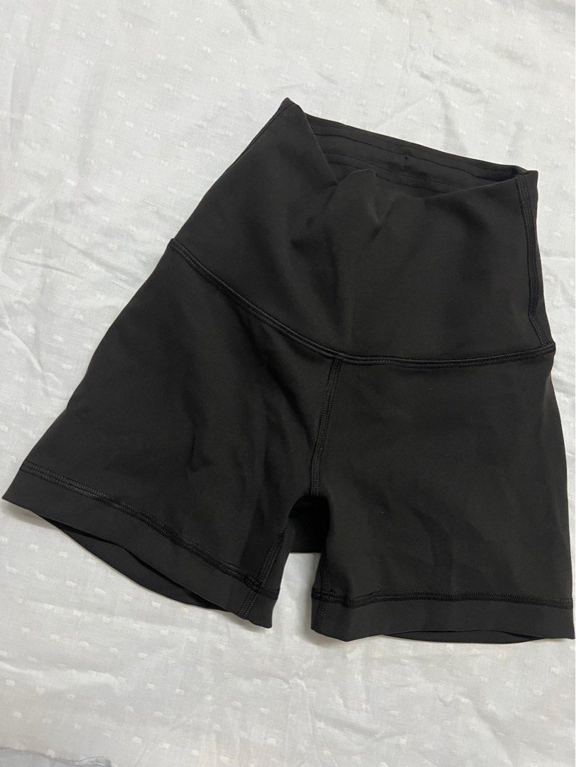 原價480! Size 6 Lululemon in movement high rise short 2.5” fast dry yoga  short everlux fabric same as wunder train high rise tight fabric  快乾物料瑜伽短褲Lululemon貼身短褲, 女裝, 運動服裝