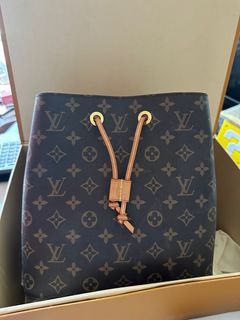 Louis Vuitton LV Bella handbag new Grey Leather ref.238262 - Joli