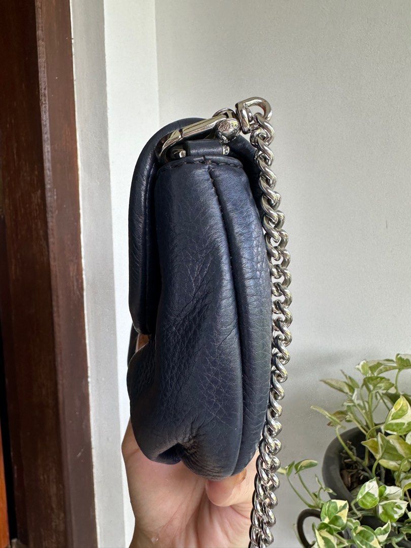 Marcjacobs sling wallet bag (Category: Luxury Bags & Wallets) located in Bombon. Submitted by cookiespreloveed (Listing ID 1267773486, Image 2). Description: No flaws EUC Guaranteed authentic from Canada.