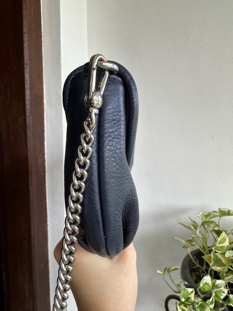 Marcjacobs sling wallet bag (Category: Luxury Bags & Wallets) located in Bombon. Submitted by cookiespreloveed (Listing ID 1267773486, Image 3). Description: No flaws EUC Guaranteed authentic from Canada.