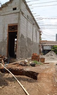 Mengerjakan renovasi rumah