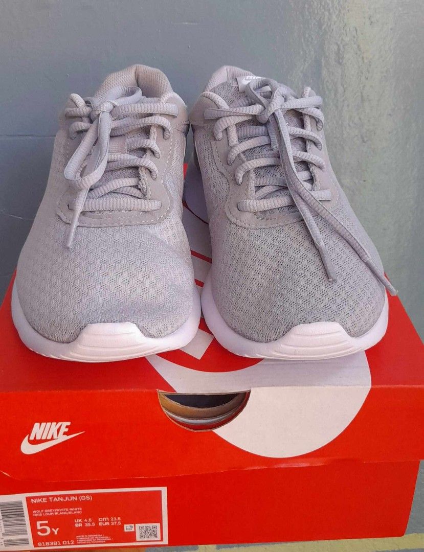 Nike tanjun 5y store