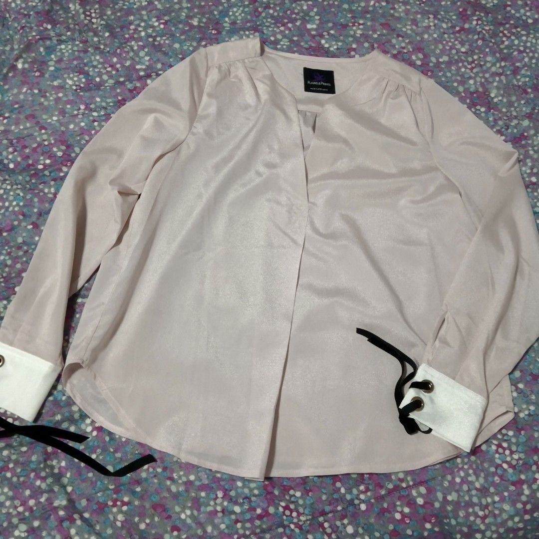 Plains&Prints Longsleeves (Peach/Light Pink) (Category: Longsleeves) located in Las Pinas. Submitted by allideclutter (Listing ID 1267879775, Image 2). Description: Plains&Prints Longsleeves Color: Peach/Light Pink Size: Medium *with a few stains (not noticeable) due to storage, needs washing*.