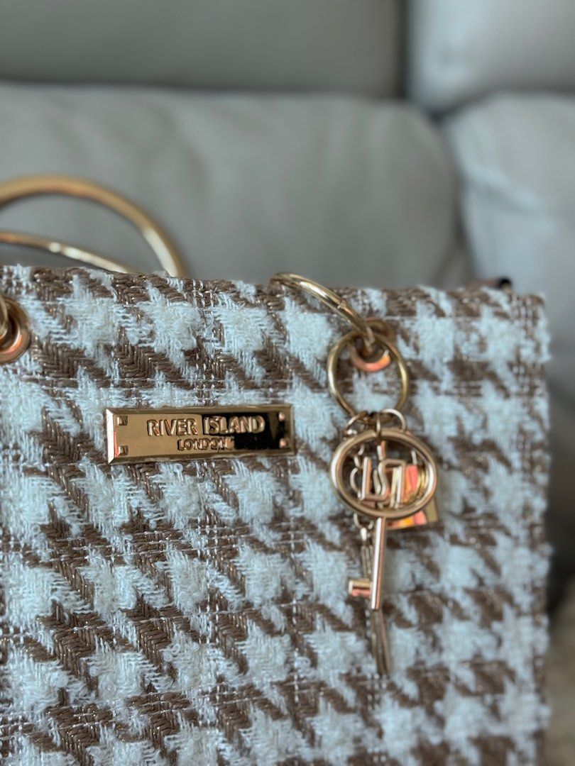 River Island dogtooth boucle tote bag in beige, 名牌, 手袋及銀包 Carousell