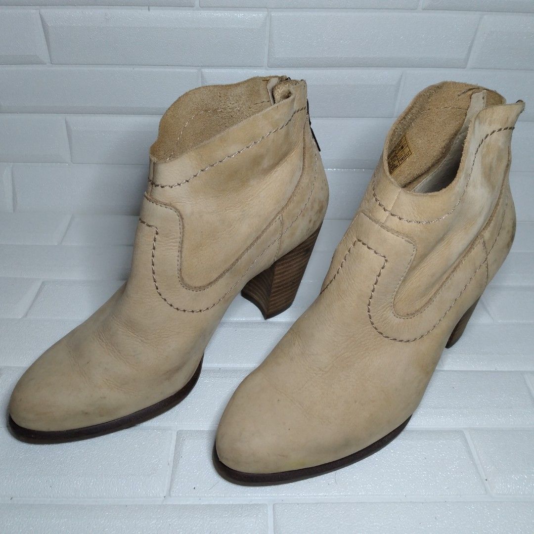 Ugg charlotte store boots