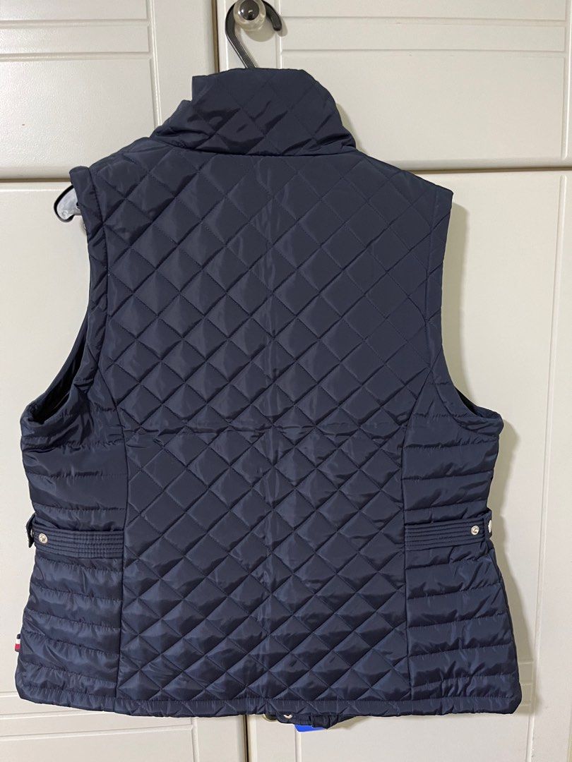 Vest (Category: Coats, Jackets and Outerwear) located in Singapore. Submitted by yuifaye (Listing ID 1267822321, Image 4). Description: Brand new Lady size L Slim look.