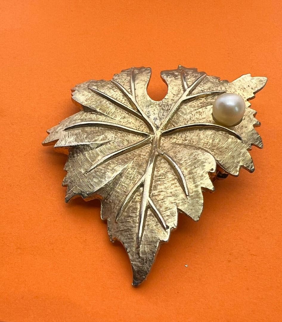 Chanel maple top leaf brooch