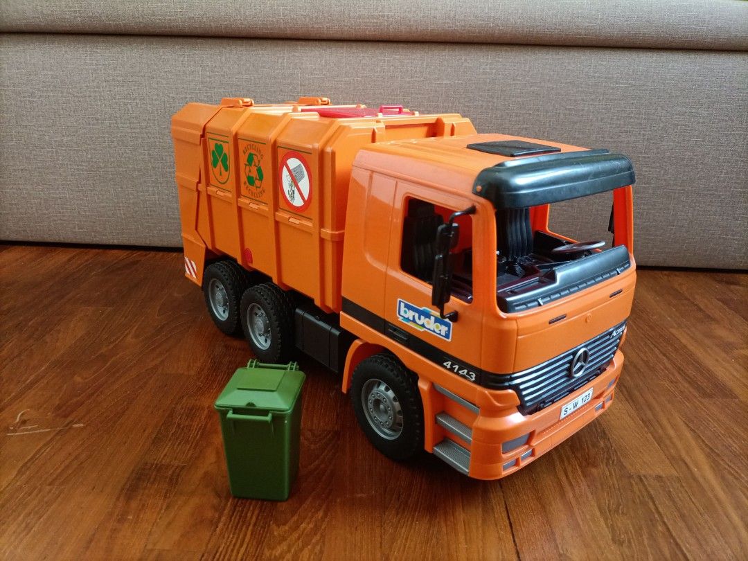Bruder mercedes garbage truck hotsell
