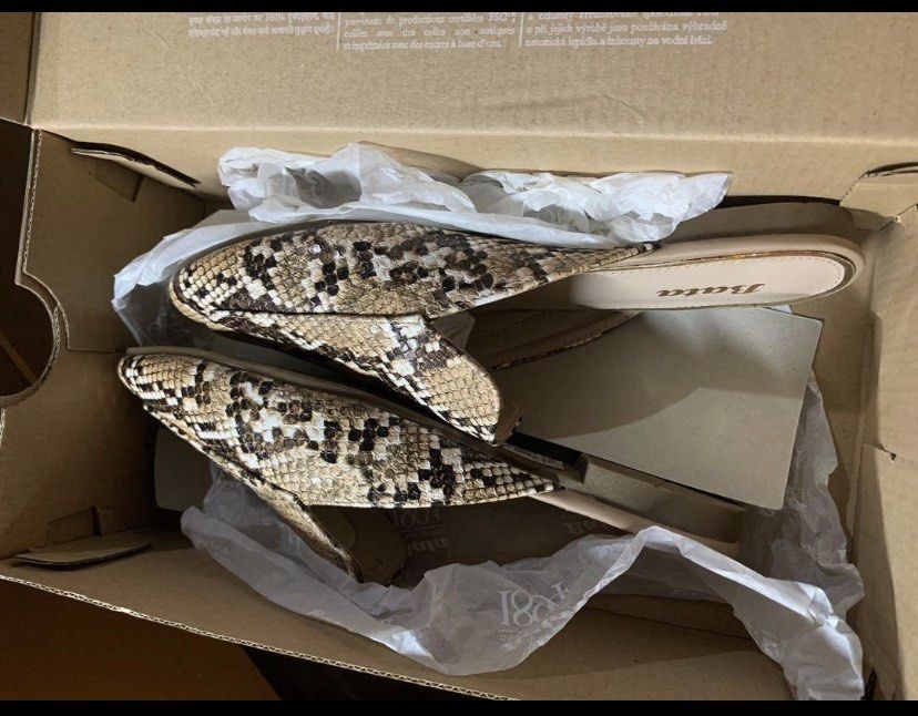 Bata Mules (Category: Flats & Sandals) located in Batangas. Submitted by devolerpyu19 (Listing ID 1267957109, Image 2). Description: hindi po kasya skin. .