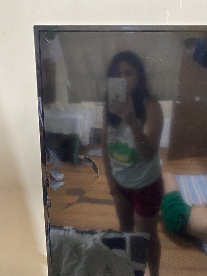 Broken TV Screen 55 inches (Category: TV) located in Manila. Submitted by bright_lamb (Listing ID 1268130192, Image 3). Description: Gumagana pa however nabasag yong screen kaya may error pag open pero pede pa pagawa 55 inches.