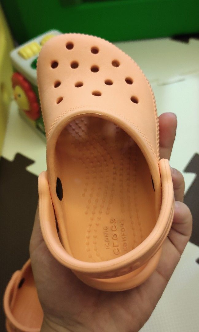 Salmon crocs clearance