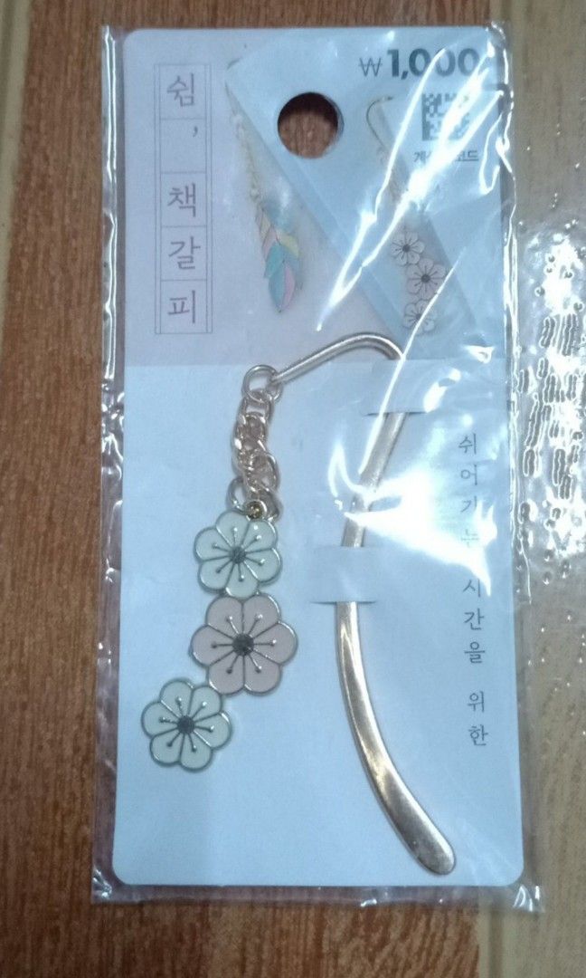 Daiso Sakura Bookmark (Category: Stationery & School Supplies) located in Cavite. Submitted by leiluvsu (Listing ID 1268078469, Image 1). Description: - bn, sealed - fixed price mop : gcash / cod (cc area only) mod : lalamove / gogo xpress.