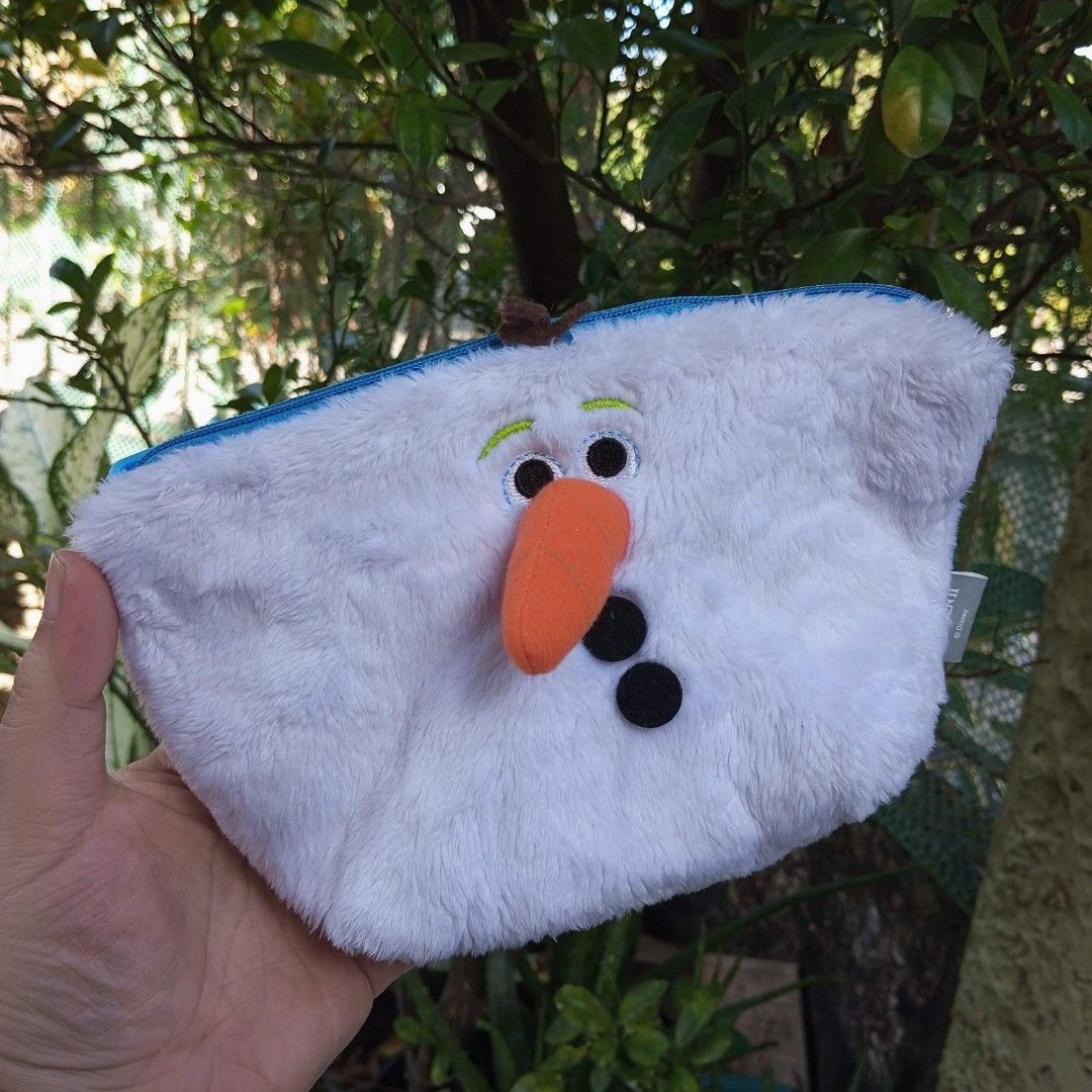 DISNEY Frozen Olaf Pouch (Category: Purses & Pouches) located in Cainta. Submitted by japananikanik (Listing ID 1267979563, Image 1). Description: -5×8 inches - Preloved - From Japan - NO FLAWS - Item on Hand ready for shipping - Great for gift/collection Prices are for the Item only SHIPPING FEE NOT INCLUDED legit seller 😊 For more inquiries kindly Pm us ☺️ FIRST TO PAY NO RESERVATION LALAMOVE pick up by SCHEDULE.