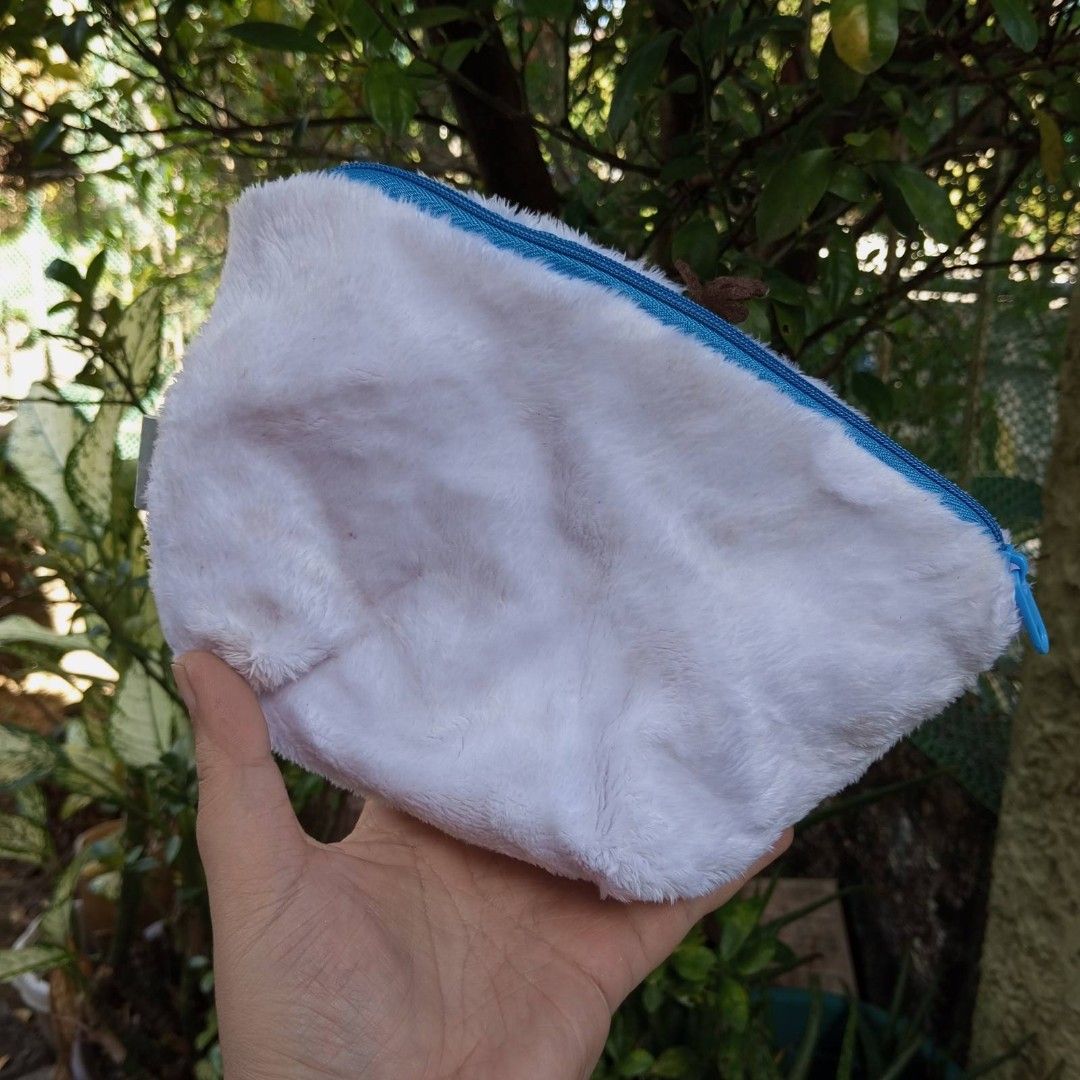 DISNEY Frozen Olaf Pouch (Category: Purses & Pouches) located in Cainta. Submitted by japananikanik (Listing ID 1267979563, Image 2). Description: -5×8 inches - Preloved - From Japan - NO FLAWS - Item on Hand ready for shipping - Great for gift/collection Prices are for the Item only SHIPPING FEE NOT INCLUDED legit seller 😊 For more inquiries kindly Pm us ☺️ FIRST TO PAY NO RESERVATION LALAMOVE pick up by SCHEDULE.