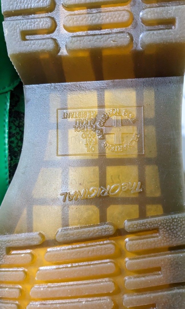 Dr Martens Nellie boots, Fesyen Wanita, Sepatu di Carousell