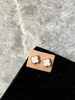 HK BOUGHT PEARL WHITE VCA LUCKY EARRINGS RARE FIND NO TARNISH NO FADE