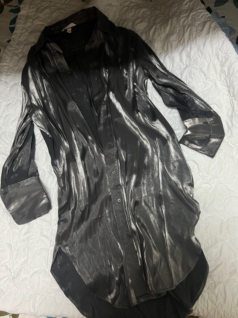 H&M silver glitter dress (Category: Dresses) located in Taguig. Submitted by byemystuff_ (Listing ID 1268064210, Image 2). Description: Never used Impulse buy Perfect for christmas occasions Looks very elegant Fits medium to large Good quality .